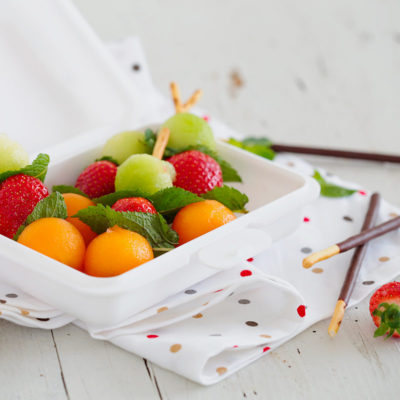 Les brochettes de fruits et biscuits Mikado®