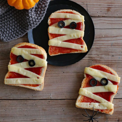 Recette d’Halloween facile : Les tartines « momies » et les « balais » de sorcières